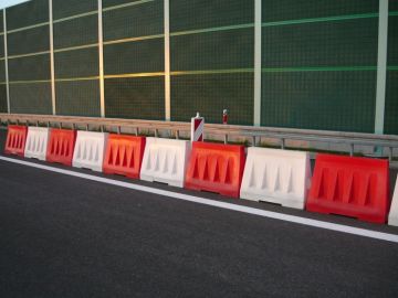 Road barrier U-14/U-25 800 mm high - red